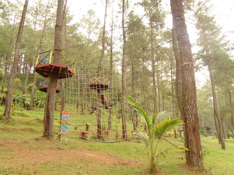 Wahana outbond Seru di objek wisata Jurang Senggani Foto Akbar Dedy P, Informasi Umum, Harga Tiket Masuk Jurang Senggani Sendang, Lokasi dan Rute Menuju Jurang Senggani Sendang, Spot Foto Jurang Senggani Sendang, Daya Tarik, Galeri Foto