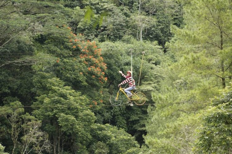Wahana sky bike di ketinggian 30 m yang bisa dicoba dengan membayar Rp30 ribu via Instagram.com @_mhay96, Informasi Umum, Spot Instagramable, Lokasi Lembah Hijau Malino Gowa, Rute Menuju Lokasi Lembah Hijau Malino Gowa, Harga Tiket Masuk Lembah Hijau Malino Gowa, Fasilitas Lengkap, Galeri Foto