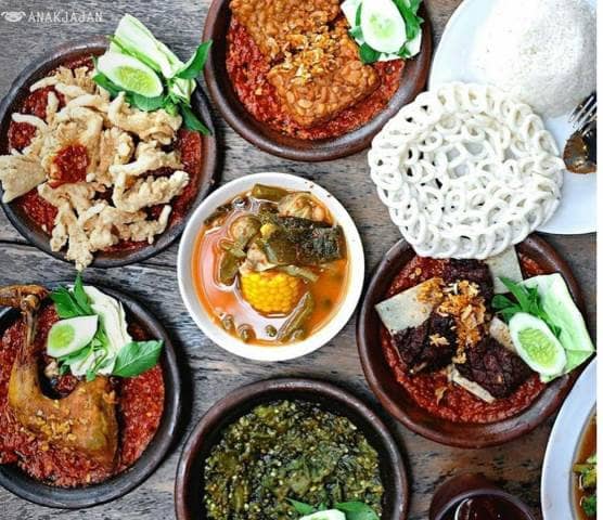 Warung Leko, 1. Ojju K-Food, 2. Ikkudo Ichi, 3. Shaburi, 4. Genki Sushi, 5. Nanny’s Pavillon, 6. Marugame Udon, 7. Imperial Kitchen and Dimsum, 8. Wingstop, 9. Warung Leko, 10. Sate Khas Senayan, 11. Jittlada Thai Cuisine, 12. Remboelan Kota Kasablanka, 13. Pizza Marzano Kota Kasablanka, 14. The Social Pot, 15. the people’s cafe, 16. Kafe Betawi Kota Kasablanka, 17. Wayang Bistro, 19. Taliwang Bali, 20. Chung Gi wa, 22. Kopi Luwak, 23. Puyo Silky