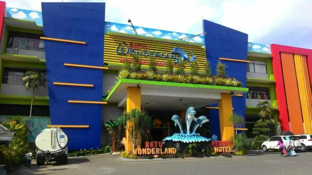Water park yang Terintegrasi dengan Hotel Foto by Google Maps @Herlina Kahmal, Informasi Umum, Tiket Masuk Wisata Batu Wonderland, Fasilitas Batu Wonderland Waterpark & Resort Hotel, Galeri Foto