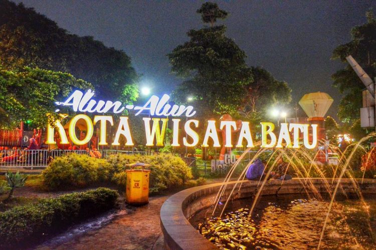 Wisata Alun-alun Kota Batu, Informasi Umum, Pusat Informasi dan Toilet Umum, Harga Tiket Wahana Bermain di Alun-alun Batu, Jam Operasional, Lokasi dan Rute Menuju Alun Alun Batu, Fasilitas, Wahana Bermain di Alun-alun Kota Batu, Hotel dan Penginapan