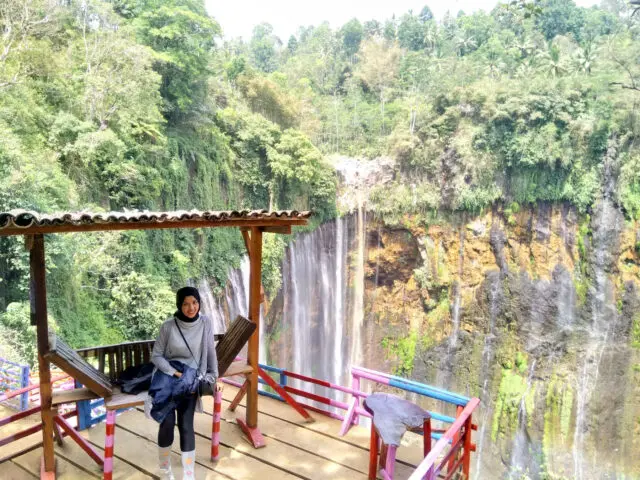 Wisata Bisa Berfoto di Coban Sewu. Foto Google Maps @Aris Dwi Rohmana, Informasi Umum, Daya Tarik Coban Sewu, Lokasi Coban Sewu, Harga Tiket Masuk Coban Sewu, Fasilitas yang Tersedia di Coban Sewu, Pesona Wisata Air Terjun, Pemandangan Dari Ketinggian, Panorama Coban Sewu, Tips Liburan ke Coban Sewu