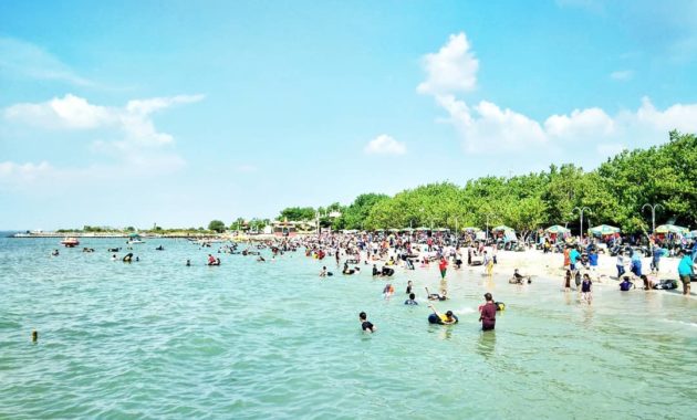 Wisatawan Memadati Area Pantai Delegan via Instagram.com @arisandy_name, Informasi Umum, Daya Tarik, Lokasi dan Rute Pantai Delegan Panceng, Harga Tiket Masuk Pantai Delegan Panceng, Fasilitas Pantai, Aktivitas Seru, Galeri Foto