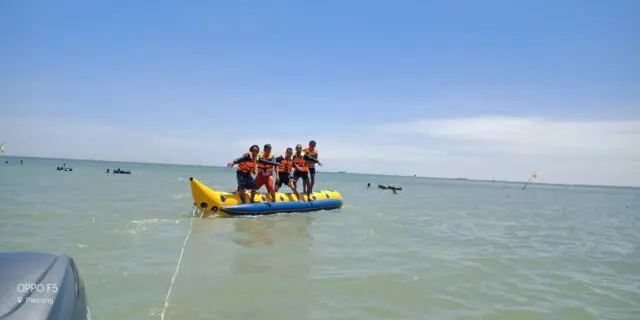 Wisatawan Mencoba Permainan Banana Boat di Pantai Delegan Gresik. Foto by Google Maps @Ahmad Muqorrobin, Informasi Umum, Daya Tarik, Lokasi dan Rute Pantai Delegan Panceng, Harga Tiket Masuk Pantai Delegan Panceng, Fasilitas Pantai, Aktivitas Seru, Galeri Foto