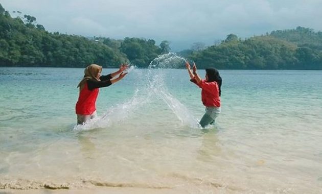 foto via instagram.com @kirana_agt, Informasi Umum, Sejarah Asal Mula, Fasilitas yang Tersedia di Wisata Pantai Sendang Biru, Lokasi Wisata Pantai Sendang Biru, Keindahan dan Potensi, Pelelangan Ikan, Penginapan, Galeri Foto