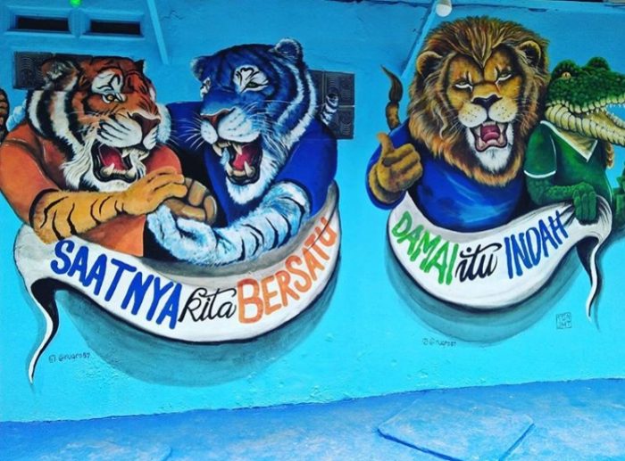 mural lambang persatuan dan perdamaian juga. Makna tersirat untuk para supporter sepak bola nih via Instagram.com @aremaniaid, Informasi Umum, Alamat Wisata Kampung Biru, Harga Tiket Masuk Wisata Kampung Biru, Spot foto Wisata Kampung Biru, Eksplore Kampung Biru, Galeri Foto