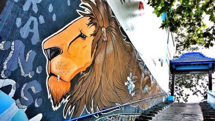 mural singa yang jadi lambang gagahnya tim sepak bola Arema via Instagram.com @fadly_ishoot_photography, Informasi Umum, Alamat Wisata Kampung Biru, Harga Tiket Masuk Wisata Kampung Biru, Spot foto Wisata Kampung Biru, Eksplore Kampung Biru, Galeri Foto