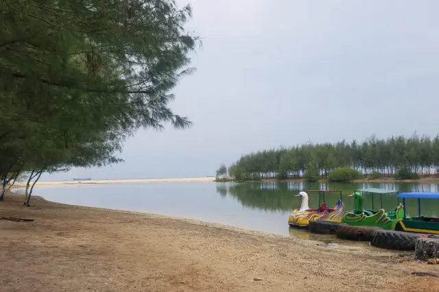 Aktivitas rekreasi menarik tersedia di sekitar pantai remen, salah satunya bermain sepeda air di area laguna via Google Maps @Ayu Andika, 1. Pantai Surindah, 2. Pantai Cemoro Sewu, 3. Pantai Socorejo, 4. Pantai Sowan, 5. Pantai Stockpile, 6. Pantai Semilir, 7. Pantai Remen, 8. Pantai Terminal Baru Tuban