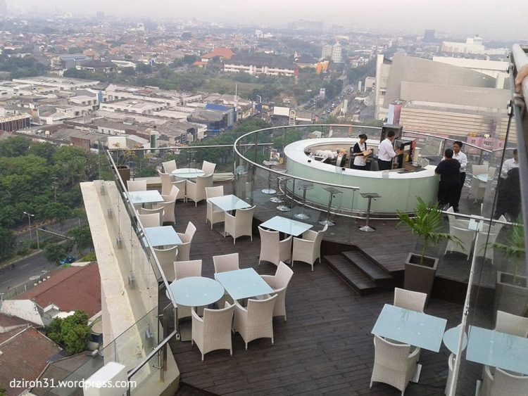 Citilites Sky Club &amp; Bistro Surabaya voa Goersapp, 1. Captain Hood – Fish &amp; Chicken, 2. Aiola Eatery, 3. Food Coma, 5. Food Junction, Grand Pakuwon, 6. Makmu (Tutup), 7. Haryono Kitchen (Tutup), 8. OTW Food Street (Tutup), 9. Sky 36 Restaurant, 10. Citilites Sky Club &amp; Bistro Surabaya, 11. Ikan Bakar Cianjur, 12. SAS Cafe n Resto, 13. Ayam Bakar Primarasa, 14. Botanika, 15. La Belle Cafe by Lily, 16. Chipmunk Playland and Cafe, 17. Domicile Kitchen Lounge, 18. Casa Bocca (Tutup), 19. Boncafe, 20. Bebek Tepi sawah, 21. Warung Lesehan Rumadi, 22. Zona Alam Resto n Cafe, 23. Warung Apung Rahmawati, 24. Babeh Street, 25. Rumah Makan Happy Suzy