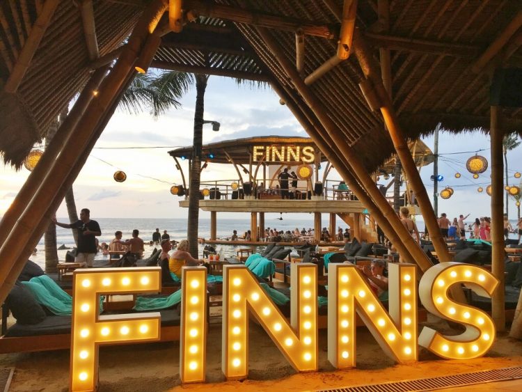 Finns beach Club (Canggu), 1. Tanah Lot, 2. Pura Uluwatu, 3. Pantai Kuta, 4. Pantai Melasti Ungasan, 5. Finns Beach Club, 6. Kelingking Beach, 7. Rock Bar Bali, 8. Dreamland Beach, 9. Pantai Petitenget, 10. Pantai Batu Belig, 11. Echo Beach Canggu, 12. Pantai Balangan, 13. Pantai Mengening, 14. Double Six Beach Seminyak, 15. Honeymoon Beach