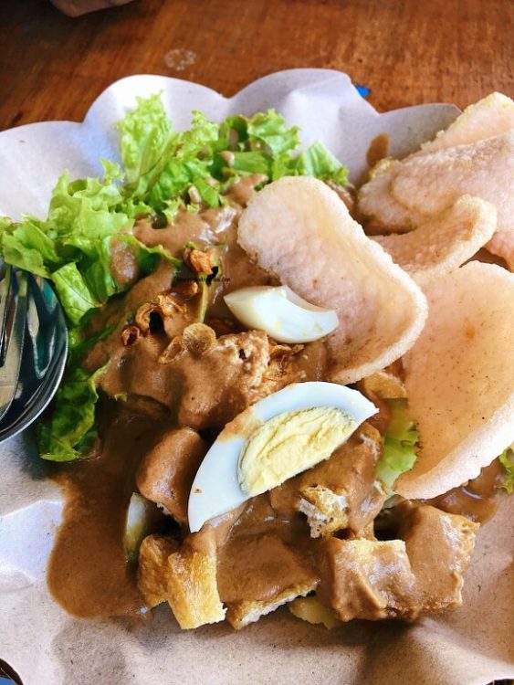 Gado Gado Ibu Lulu (Kerobokan), 1. Warung Babi Ibu Oka, 2. Naughty Nuri’s, 3. Pawon Pasundan, 4. Cafe Pomegranate, 5. Monkeys Cuisine, 6. Green Ginger (Tutup), 7. Betelnut Cafe, 8. Petitenget, 9. Restoran Rondji, 10. Restoran L’Assiette (Tutup), 11. Nook (Kerobokan), 12. Ultimo Italian Restaurant (Kerobokan), 13. Pison Coffee (Kerobokan), 14. Biku (Kerobokan), 15. Lawn Canggu, 16. Potato Head (Kerobokan), 17. Finns beach Club (Canggu), 18. La Plancha (Seminyak), 19. Ulu Cliffhouse (Pecatu), 20. KYND COMMUNITY (Kerobokan), 21. Warung Mak Beng (Sanur), 22. Gusto Gelato (Seminyak), 23. Massimo Restaurant (Sanur), 24. RivaReno Gelato Bali (Kerobokan), 25. Yogurt Republic (Seminyak), 26. Nalu Bowls (Pecatu), 27. Waroeng Kampoeng (Jimbaran), 28. Warung Nasi Ayam Bu Oki (Jimbaran), 30. Warung Kayu Manis (Denpasar), 31. Warung Men Gara (Mengwi), 32. Warung Nasi Tekor Bali (Denpasar), 33. Warung makan nikmat halal (Kuta), 34. Rujak uma bali (Denpasar), 35. Pronto Pizza (Kuta), 36. Pink Tempong (Kuta), 37. Donat Lio (Denpasar), 38. Waroeng Soerabi Bandoeng 101 (Kuta), 39. Ronde Nusa Kambangan (Denpasar), 40. Gado Gado Ibu Lulu (Kerobokan), 41. Mie Bandung (Denpasar), 42. Warung Bunana, 44. Ulekan, 45. Sinamon Bali, 46. Cuca Restaurant, 47. Folie Kitchen & Pâtisserie, 48. Yogurt Republic, 49. Vincent Nigita Patisserie, 50. Sayuri Healing Food, 51. Nasi Campur Warung Mek Juwel, 52. Confiture de Bali, 53. Zest Ubud, 54. Yogurt Yogi, 55. Sawobali Cake & Coffee Shop, 56. Bella by Sage, 57. The Amora Bali Restaurant, 58. D’ Alas Warung, 59. The Wijaya Kusuma, 60. Café Seafood Bakar Jimbaran, 61. Ngiring Ngwedang, 62. Mentari Restoran Bedugul, 63. Restoran Bebek Tepi Sawah Ubud, 64. The Lookout Resto & Bar, 65. The Kelusa, 66. Wantilan Resataurant, 67. Bali Buda, 68. Samani Resto, 69. The Sayan House, 70. Swept Away, 71. El Kabron, 72. Ke-Pi-Tu, 73. CasCades Restaurant