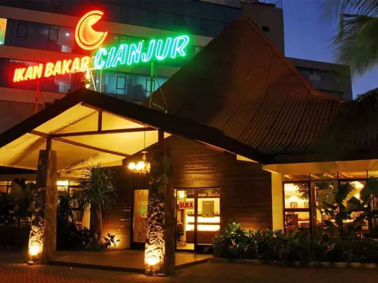 Ikan Bakar Cianjur via iBisnis, 1. Captain Hood – Fish &amp; Chicken, 2. Aiola Eatery, 3. Food Coma, 5. Food Junction, Grand Pakuwon, 6. Makmu (Tutup), 7. Haryono Kitchen (Tutup), 8. OTW Food Street (Tutup), 9. Sky 36 Restaurant, 10. Citilites Sky Club &amp; Bistro Surabaya, 11. Ikan Bakar Cianjur, 12. SAS Cafe n Resto, 13. Ayam Bakar Primarasa, 14. Botanika, 15. La Belle Cafe by Lily, 16. Chipmunk Playland and Cafe, 17. Domicile Kitchen Lounge, 18. Casa Bocca (Tutup), 19. Boncafe, 20. Bebek Tepi sawah, 21. Warung Lesehan Rumadi, 22. Zona Alam Resto n Cafe, 23. Warung Apung Rahmawati, 24. Babeh Street, 25. Rumah Makan Happy Suzy