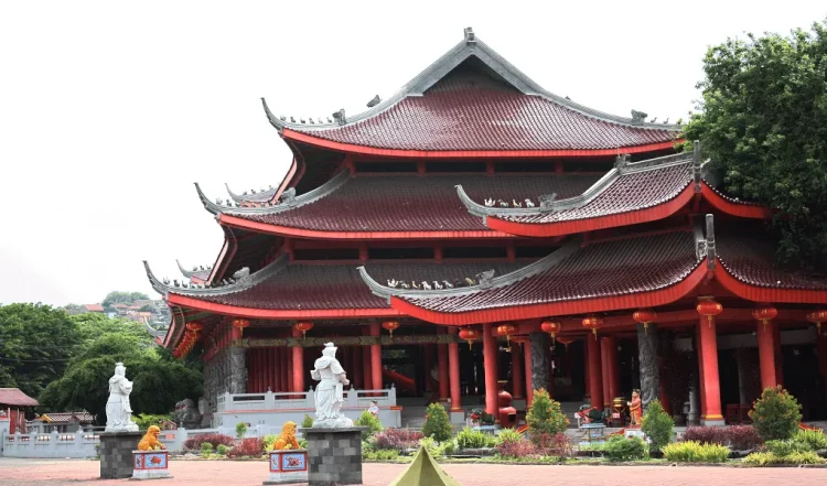 Klenteng Gedung Batu Sam Po Kong via Airpaz, 1. Klenteng Gedung Batu Sam Po Kong, 2. Wisata Sejarah Lawang Sewu Semarang, 3. Megahnya Bangunan Masjid Agung Semarang, 4. Wisata Keluarga Wonderia Semarang (Tutup), 5. Pagoda Buddhagaya Watugong Semarang, 6. Pantai Tirang yang Masih Alami, 7. Kampung Wisata Taman Lele Semarang