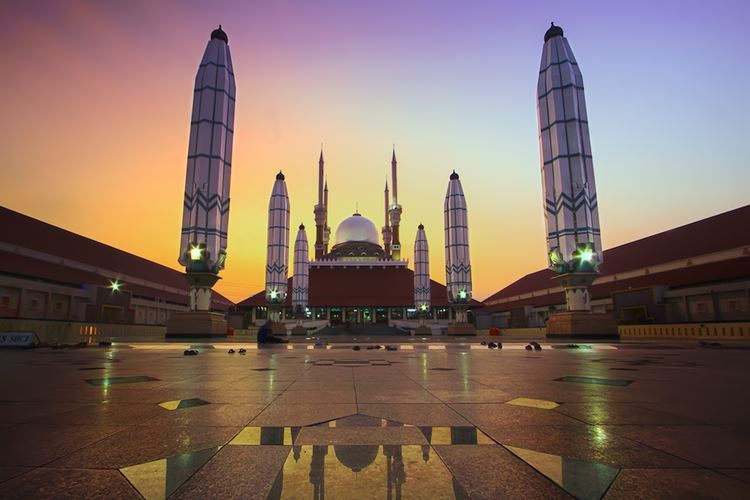 Masjid Agung Semarang via Kompas, 1. Klenteng Gedung Batu Sam Po Kong, 2. Wisata Sejarah Lawang Sewu Semarang, 3. Megahnya Bangunan Masjid Agung Semarang, 4. Wisata Keluarga Wonderia Semarang (Tutup), 5. Pagoda Buddhagaya Watugong Semarang, 6. Pantai Tirang yang Masih Alami, 7. Kampung Wisata Taman Lele Semarang