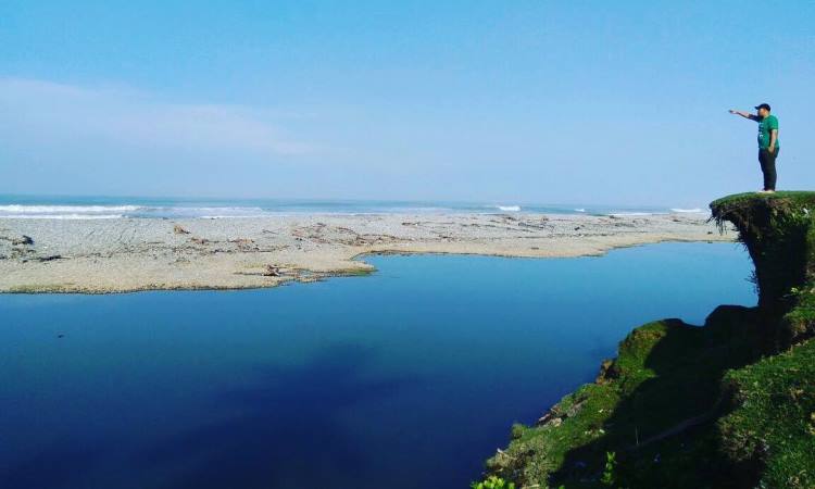 Pantai Air Bengkenang, 1. Pantai Duayu Sekundang, 2. Pantai Tapak Paderi, 3. Pantai Padang Betuah, 4. Pantai Lais, 5. Pantai Urai, 6. Pantai Muara Kedurang, 7. Pantai Panjang, 8. Pantai Air Bengkenang, 9. Pantai Way Hawang, 10. Pantai Sungai Suci, 11. Pantai Aluran Pandan, 12. Pantai Lentera Merah, 13. Pantai Manula, 14. Pantai zakat, 15. Pantai Pasir Putih Bengkulu, 16. Pantai Pasar Bawah, 17. Pantai Linau, 18. Pantai Laguna Samudera, 19. Pantai Podipo (Pulau Enggano)