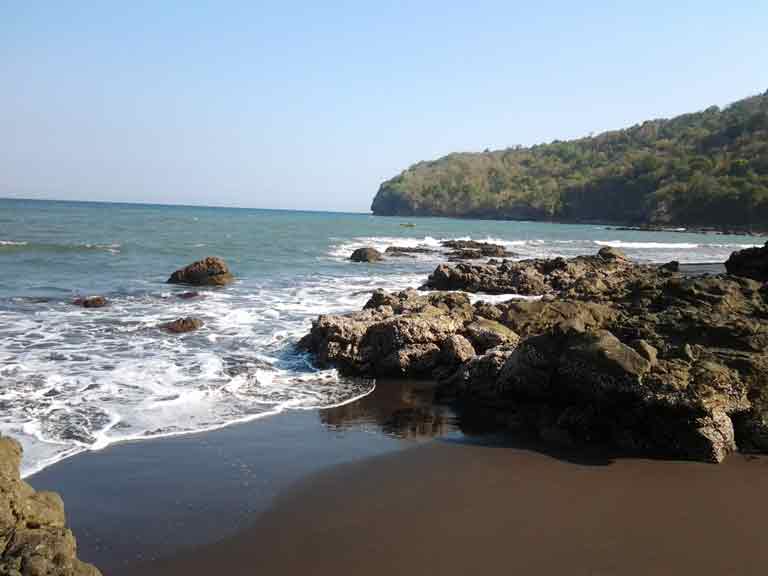 Pantai Grajagan , 1. Pantai Boom, 2. Pantai Plengkung , 3. Pantai Wedi Ireng , 5. Pantai Batu, 7. Pantai Grajagan , 8. Pantai Watu Dodol, 9. Pantai Teluk Hijau, 10. Pantai Pulau Merah, 11. Pantai Trianggulasi, 12. Pantai Sukamade, 13. Pantai Rajegwesi, 14. Pantai Pancur, 15. Pantai Parang Kursi, 16. Pantai Ngagelan, 17. Pantai Cacalan, 18. Pantai Bangsring, 19. Pantai Cemara, 20. Pantai Palukuning, 21. Pantai Perpat, 22. Pantai Bomo, 23. Pantai Jatisari, 24. Pantai Sobo Banyuwangi, 25. Pantai Dermaga Cinta, 26. Pantai Mustika Pancer, 27. Pantai Parang Ireng