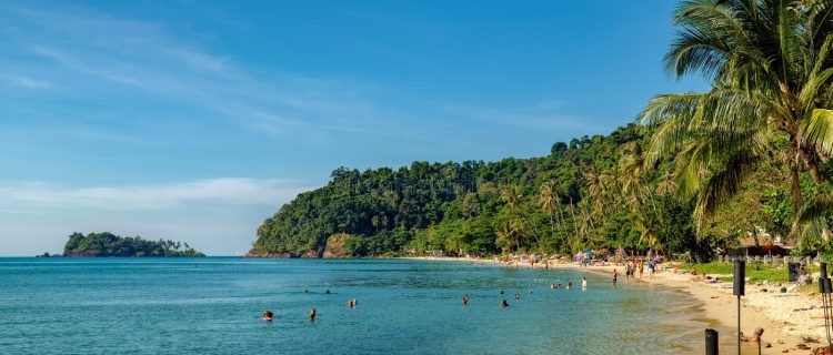 Pantai Koh Chang  via Dreamstime, 1. Pantai Pattaya, 2. Pantai Railay, 3. Pantai Hua Hin, 4. Pantai Koh Chang, 5. Pantai Koh Samui, 6. Pantai Krabi, 7. Pantai Laem Singh, 8. Pantai Koh Lipe, 9. Pantai Koh Lanta Yai, 10. Maya Bay, 11. Bottle Beach, 12. Karon
