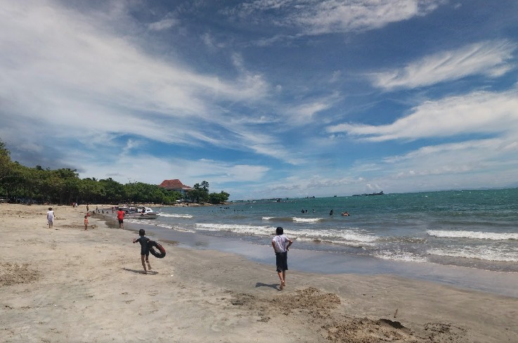 Pantai Kelapa Tujuh, 1. Pantai Tanjung Lesung, 2. Pantai Tanjung Layar, 3. Pantai Bagedur, 4. Pantai Ciputih, 5. Pantai Cihara, 6. Pantai Karangtaraje, 7. Pantai Karang Songsong, 8. Pantai Sawarna, 9. Pantai Carita, 10. Pantai Karang Bolong, 11. Pantai Anyer, 12. Pulau Sangiang, 13. Pantai di Pulau Umang, 14. Pantai Pulau Cangkir, 15. Pantai Tanjung Pasir, 16. Pantai Karang Serang, 17. Pantai Kelapa Tujuh, 18. Pantai Jambu, 19. Pantai Tanjung Tum Anyer, 20. Pantai Sambolo Anyer, 21. Pantai Batu Saung, 22. Pantai Caringin, 23. Pantai Florida Indah Anyer, 24. Pantai Gopek Karangantu, 25. Pantai Pasir Putih Sirih, 26. Pantai Marina