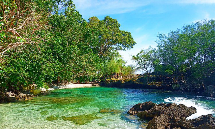 Pantai Huluwa via Twitter @irfaal, 1. Pantai Natsepa, 2. Pantai Pintu Kota, 3. Pantai Ora Ambon, 4. Pantai Namalatu, 5. Pantai Pombo, 6. Pantai Liang, 7. Pantai Luari, 8. Pantai Nanseri, 9. Pantai Desa Hukurila, 10. Pantai Namasua, 11. Pantai Huluwa, 12. Pantai Allang Asaude, 13. Lubang Buaya Morella, 14. Santai Beach, 15. Pantai Lawena