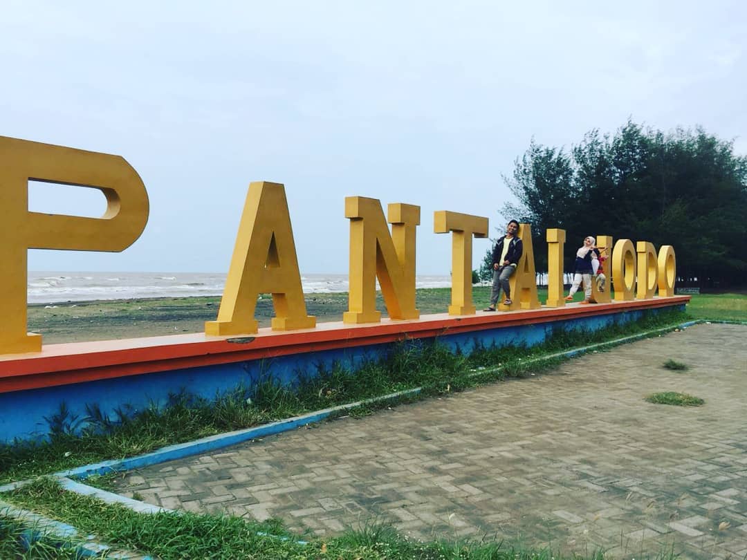 Pantai Jodo Gringsing via instagram.com @surya_fajri_yanti, 1. Pantai Sicepit, 2. Pantai Sigandu, 3. Pantai Ujung Negoro, 4. Pantai Kuripan Subah, 5. Pantai Celong Mangunsari, 6. Pantai Jodo Gringsing, 7. Pantai Cemoro Sewu, 8. Pantai Karang Mahesa, 9. Pantai Payung Sewu Depok, 10. Pantai Songbrong, 11. Pantai Dewi Dewi