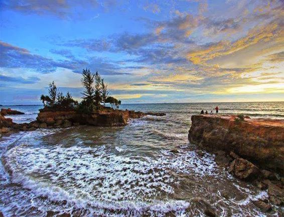 Pantai Lais, 1. Pantai Duayu Sekundang, 2. Pantai Tapak Paderi, 3. Pantai Padang Betuah, 4. Pantai Lais, 5. Pantai Urai, 6. Pantai Muara Kedurang, 7. Pantai Panjang, 8. Pantai Air Bengkenang, 9. Pantai Way Hawang, 10. Pantai Sungai Suci, 11. Pantai Aluran Pandan, 12. Pantai Lentera Merah, 13. Pantai Manula, 14. Pantai zakat, 15. Pantai Pasir Putih Bengkulu, 16. Pantai Pasar Bawah, 17. Pantai Linau, 18. Pantai Laguna Samudera, 19. Pantai Podipo (Pulau Enggano)