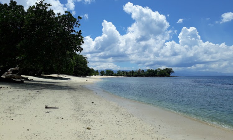 Pantai Luari, 1. Pantai Natsepa, 2. Pantai Pintu Kota, 3. Pantai Ora Ambon, 4. Pantai Namalatu, 5. Pantai Pombo, 6. Pantai Liang, 7. Pantai Luari, 8. Pantai Nanseri, 9. Pantai Desa Hukurila, 10. Pantai Namasua, 11. Pantai Huluwa, 12. Pantai Allang Asaude, 13. Lubang Buaya Morella, 14. Santai Beach, 15. Pantai Lawena