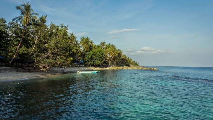 Pantai Namalatu, 1. Pantai Natsepa, 2. Pantai Pintu Kota, 3. Pantai Ora Ambon, 4. Pantai Namalatu, 5. Pantai Pombo, 6. Pantai Liang, 7. Pantai Luari, 8. Pantai Nanseri, 9. Pantai Desa Hukurila, 10. Pantai Namasua, 11. Pantai Huluwa, 12. Pantai Allang Asaude, 13. Lubang Buaya Morella, 14. Santai Beach, 15. Pantai Lawena