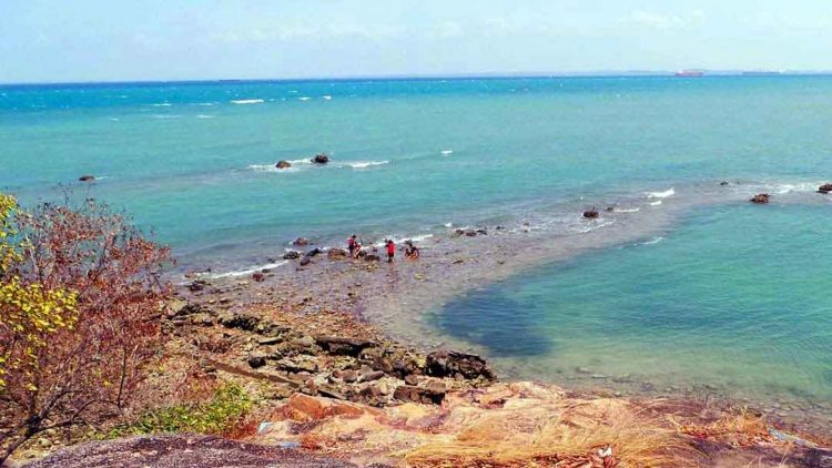 Pantai Sekilak, 1. Pantai Nongsa , 2. Pantai Sekilak, 3. Pantai Marina , 4. Pantai Melayu, 5. Pantai Payung, 6. Pantai VioVio , 7. Pantai Melur  , 8. Pantai Tanjung Pinggir, 9. Pantai Dangas Patam Lestari, 10. Pantai Elyora, 11. Pantai Mirota, 12. Pantai Palm Spring, 13. Pantai Reviola, 14. Pantai Setokok, 15. Pantai Pulau Abang, 16. Pantai Tanjung Bemban, 17. Ocarina Coastarina