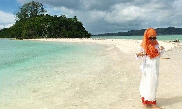 Pantai Pombo, 1. Pantai Natsepa, 2. Pantai Pintu Kota, 3. Pantai Ora Ambon, 4. Pantai Namalatu, 5. Pantai Pombo, 6. Pantai Liang, 7. Pantai Luari, 8. Pantai Nanseri, 9. Pantai Desa Hukurila, 10. Pantai Namasua, 11. Pantai Huluwa, 12. Pantai Allang Asaude, 13. Lubang Buaya Morella, 14. Santai Beach, 15. Pantai Lawena