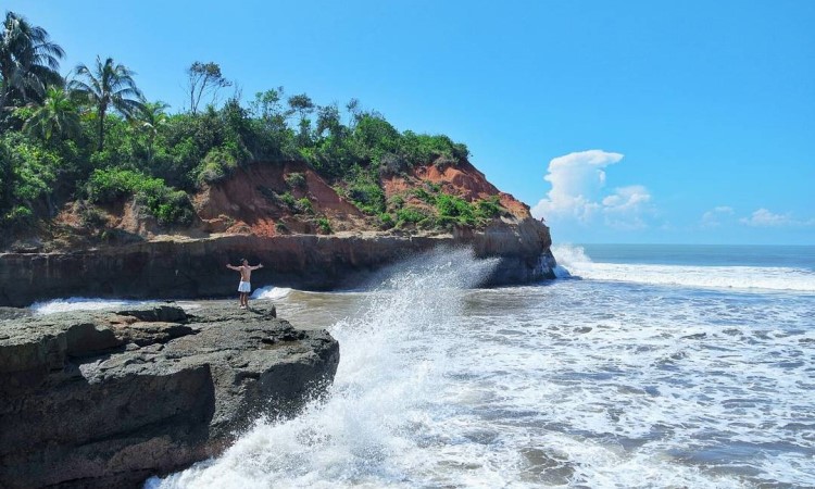 Pantai Padang Betuah, 1. Pantai Duayu Sekundang, 2. Pantai Tapak Paderi, 3. Pantai Padang Betuah, 4. Pantai Lais, 5. Pantai Urai, 6. Pantai Muara Kedurang, 7. Pantai Panjang, 8. Pantai Air Bengkenang, 9. Pantai Way Hawang, 10. Pantai Sungai Suci, 11. Pantai Aluran Pandan, 12. Pantai Lentera Merah, 13. Pantai Manula, 14. Pantai zakat, 15. Pantai Pasir Putih Bengkulu, 16. Pantai Pasar Bawah, 17. Pantai Linau, 18. Pantai Laguna Samudera, 19. Pantai Podipo (Pulau Enggano)