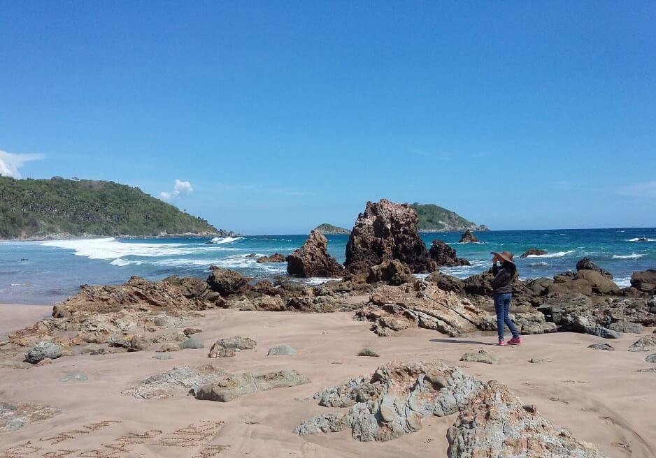 Pantai Parang Kursi, 1. Pantai Boom, 2. Pantai Plengkung , 3. Pantai Wedi Ireng , 5. Pantai Batu, 7. Pantai Grajagan , 8. Pantai Watu Dodol, 9. Pantai Teluk Hijau, 10. Pantai Pulau Merah, 11. Pantai Trianggulasi, 12. Pantai Sukamade, 13. Pantai Rajegwesi, 14. Pantai Pancur, 15. Pantai Parang Kursi, 16. Pantai Ngagelan, 17. Pantai Cacalan, 18. Pantai Bangsring, 19. Pantai Cemara, 20. Pantai Palukuning, 21. Pantai Perpat, 22. Pantai Bomo, 23. Pantai Jatisari, 24. Pantai Sobo Banyuwangi, 25. Pantai Dermaga Cinta, 26. Pantai Mustika Pancer, 27. Pantai Parang Ireng