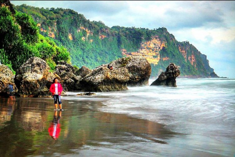 Pantai Parangendog via Gunungkidulku, 1. Pantai Cemara Sewu, 2. Pantai Parangtritis, 3. Pantai Depok, 4. Pantai Samas, 5. Pantai Pandansimo, 6. Pantai Kuwaru, 7. Pantai Baru, 8. Pantai Goa Cemara, 9. Pantai Parangkusumo, 10. Pantai Parangendog, 11. Pantai Pandansari, 12. Pantai Pelangi, 13. Pantai Baros, 14. Pantai Trisik, 15. Pantai Barchan