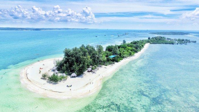 Pantai Pulau Beralas Pasir via Tribunnews, 1. Pantai Trikora, 2. Pantai Pulau Beralas Pasir, 3. Pantai Sakera, 4. Pantai Senggiling, 5. Pantai Lagoi Bay, 6. Crystal Lagoon, 7. White Sands Island, 8. Pantai Tuah Hamid, 9. Pondok Santai Family, 10. Pantai Pasir Panjang, 11. Pantai Dinda, 12. Pantai BIE Lobam, 13. Pantai Dolphin Bintan