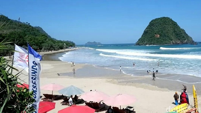 Pantai Pulau Merah, 1. Pantai Boom, 2. Pantai Plengkung , 3. Pantai Wedi Ireng , 5. Pantai Batu, 7. Pantai Grajagan , 8. Pantai Watu Dodol, 9. Pantai Teluk Hijau, 10. Pantai Pulau Merah, 11. Pantai Trianggulasi, 12. Pantai Sukamade, 13. Pantai Rajegwesi, 14. Pantai Pancur, 15. Pantai Parang Kursi, 16. Pantai Ngagelan, 17. Pantai Cacalan, 18. Pantai Bangsring, 19. Pantai Cemara, 20. Pantai Palukuning, 21. Pantai Perpat, 22. Pantai Bomo, 23. Pantai Jatisari, 24. Pantai Sobo Banyuwangi, 25. Pantai Dermaga Cinta, 26. Pantai Mustika Pancer, 27. Pantai Parang Ireng
