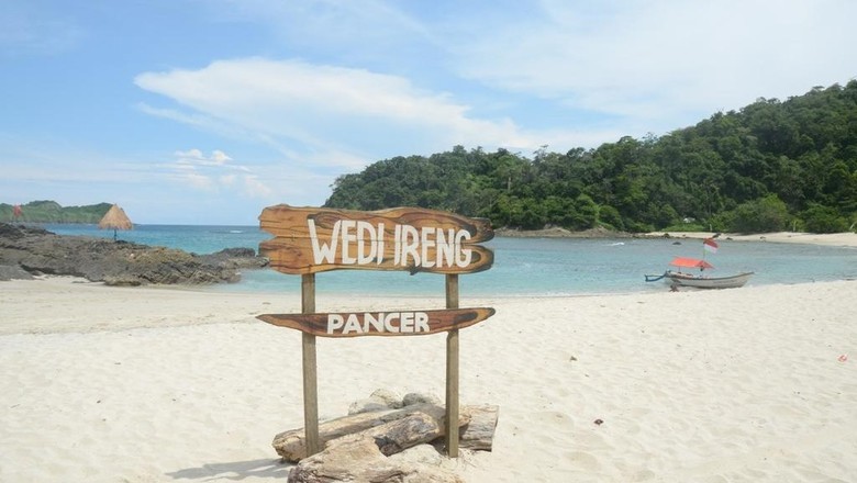 Pantai Wedi Ireng , 1. Pantai Boom, 2. Pantai Plengkung , 3. Pantai Wedi Ireng , 5. Pantai Batu, 7. Pantai Grajagan , 8. Pantai Watu Dodol, 9. Pantai Teluk Hijau, 10. Pantai Pulau Merah, 11. Pantai Trianggulasi, 12. Pantai Sukamade, 13. Pantai Rajegwesi, 14. Pantai Pancur, 15. Pantai Parang Kursi, 16. Pantai Ngagelan, 17. Pantai Cacalan, 18. Pantai Bangsring, 19. Pantai Cemara, 20. Pantai Palukuning, 21. Pantai Perpat, 22. Pantai Bomo, 23. Pantai Jatisari, 24. Pantai Sobo Banyuwangi, 25. Pantai Dermaga Cinta, 26. Pantai Mustika Pancer, 27. Pantai Parang Ireng