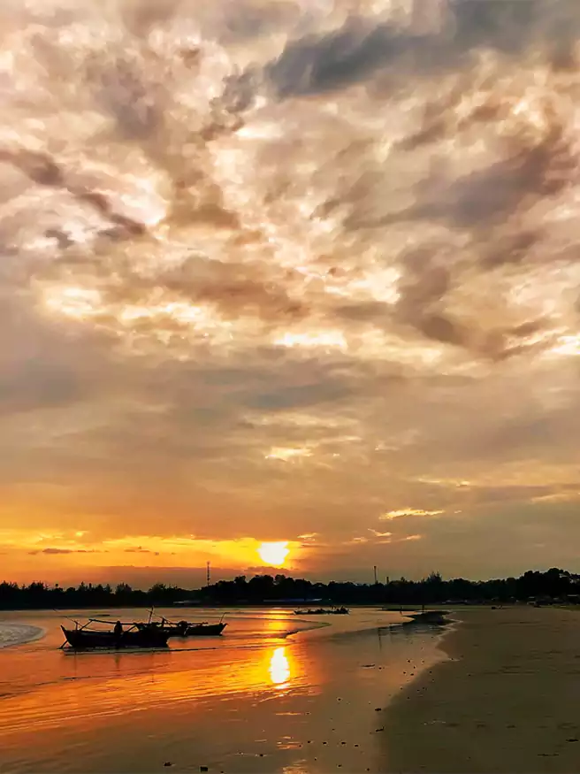 Pantai Tapak Paderi via Instagram.com @pesonabengkulu, 1. Rumah Pengasingan Bung Karno, 2. Pantai Panjang, 3. Benteng Marlborough, 4. Pantai Tapak Paderi, 5. Danau Dendam Tak Sudah, 6. Danau Mas Harun Bastari, 7. Pulau Tikus Bengkulu, 8. Kebun Strawberry, 9. Air Terjun Curup, 10. Kebun Teh Bukit Daun, 11. Pantai Jakat, 12. Pusat Makanan Khas Bengkulu, 13. Kampung Tua Cina Bengkulu, 14. Sungai Air Berau, 15. Air Terjun Suban, 16. Museum Negeri Bengkulu, 17. Pantai Teluk Sepang, 18. Bukit Kaba