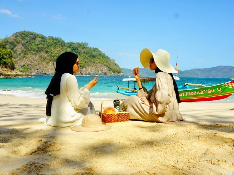 Pantai Teluk Ijo memiliki pasir putih bersih, dan ada air terjun tersembunyi juga lho., 1. Pantai Boom, 2. Pantai Plengkung , 3. Pantai Wedi Ireng , 5. Pantai Batu, 7. Pantai Grajagan , 8. Pantai Watu Dodol, 9. Pantai Teluk Hijau, 10. Pantai Pulau Merah, 11. Pantai Trianggulasi, 12. Pantai Sukamade, 13. Pantai Rajegwesi, 14. Pantai Pancur, 15. Pantai Parang Kursi, 16. Pantai Ngagelan, 17. Pantai Cacalan, 18. Pantai Bangsring, 19. Pantai Cemara, 20. Pantai Palukuning, 21. Pantai Perpat, 22. Pantai Bomo, 23. Pantai Jatisari, 24. Pantai Sobo Banyuwangi, 25. Pantai Dermaga Cinta, 26. Pantai Mustika Pancer, 27. Pantai Parang Ireng