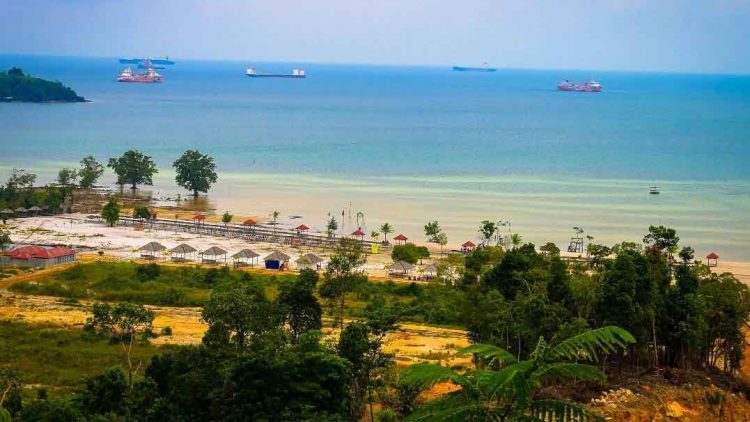 Pantai VioVio , 1. Pantai Nongsa , 2. Pantai Sekilak, 3. Pantai Marina , 4. Pantai Melayu, 5. Pantai Payung, 6. Pantai VioVio , 7. Pantai Melur  , 8. Pantai Tanjung Pinggir, 9. Pantai Dangas Patam Lestari, 10. Pantai Elyora, 11. Pantai Mirota, 12. Pantai Palm Spring, 13. Pantai Reviola, 14. Pantai Setokok, 15. Pantai Pulau Abang, 16. Pantai Tanjung Bemban, 17. Ocarina Coastarina