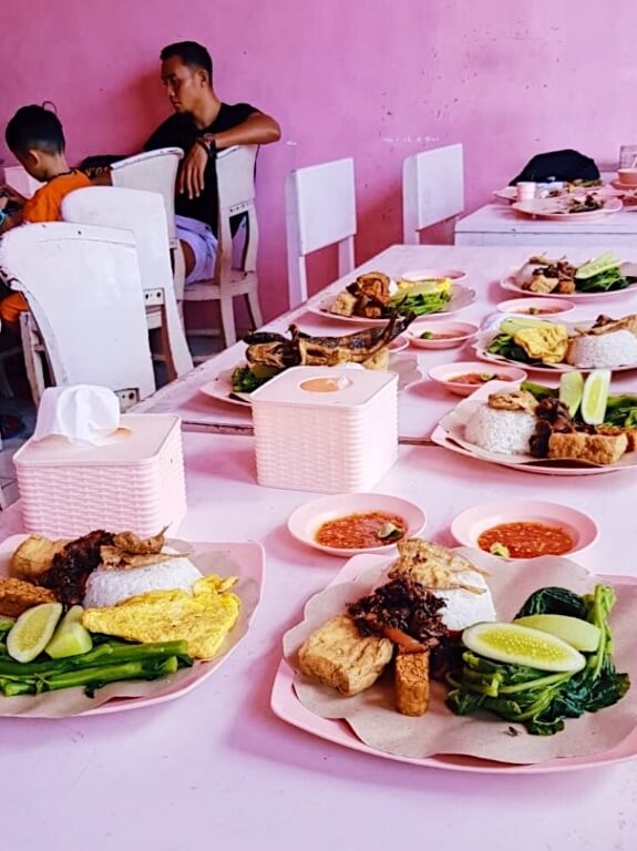 Pink Tempong (Kuta), 1. Warung Babi Ibu Oka, 2. Naughty Nuri’s, 3. Pawon Pasundan, 4. Cafe Pomegranate, 5. Monkeys Cuisine, 6. Green Ginger (Tutup), 7. Betelnut Cafe, 8. Petitenget, 9. Restoran Rondji, 10. Restoran L’Assiette (Tutup), 11. Nook (Kerobokan), 12. Ultimo Italian Restaurant (Kerobokan), 13. Pison Coffee (Kerobokan), 14. Biku (Kerobokan), 15. Lawn Canggu, 16. Potato Head (Kerobokan), 17. Finns beach Club (Canggu), 18. La Plancha (Seminyak), 19. Ulu Cliffhouse (Pecatu), 20. KYND COMMUNITY (Kerobokan), 21. Warung Mak Beng (Sanur), 22. Gusto Gelato (Seminyak), 23. Massimo Restaurant (Sanur), 24. RivaReno Gelato Bali (Kerobokan), 25. Yogurt Republic (Seminyak), 26. Nalu Bowls (Pecatu), 27. Waroeng Kampoeng (Jimbaran), 28. Warung Nasi Ayam Bu Oki (Jimbaran), 30. Warung Kayu Manis (Denpasar), 31. Warung Men Gara (Mengwi), 32. Warung Nasi Tekor Bali (Denpasar), 33. Warung makan nikmat halal (Kuta), 34. Rujak uma bali (Denpasar), 35. Pronto Pizza (Kuta), 36. Pink Tempong (Kuta), 37. Donat Lio (Denpasar), 38. Waroeng Soerabi Bandoeng 101 (Kuta), 39. Ronde Nusa Kambangan (Denpasar), 40. Gado Gado Ibu Lulu (Kerobokan), 41. Mie Bandung (Denpasar), 42. Warung Bunana, 44. Ulekan, 45. Sinamon Bali, 46. Cuca Restaurant, 47. Folie Kitchen & Pâtisserie, 48. Yogurt Republic, 49. Vincent Nigita Patisserie, 50. Sayuri Healing Food, 51. Nasi Campur Warung Mek Juwel, 52. Confiture de Bali, 53. Zest Ubud, 54. Yogurt Yogi, 55. Sawobali Cake & Coffee Shop, 56. Bella by Sage, 57. The Amora Bali Restaurant, 58. D’ Alas Warung, 59. The Wijaya Kusuma, 60. Café Seafood Bakar Jimbaran, 61. Ngiring Ngwedang, 62. Mentari Restoran Bedugul, 63. Restoran Bebek Tepi Sawah Ubud, 64. The Lookout Resto & Bar, 65. The Kelusa, 66. Wantilan Resataurant, 67. Bali Buda, 68. Samani Resto, 69. The Sayan House, 70. Swept Away, 71. El Kabron, 72. Ke-Pi-Tu, 73. CasCades Restaurant