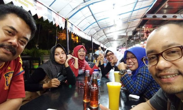 Pujasera Simpang Lima via Instagram.com @icaicipuspita, 1. Soto Bangkong, 2. Nasi Ayam Bu Wido, 3. Rumah Makan Kampung Laut, 4. Restoran Pesta Keboen, 5. Mangut Welut Warung Bu Nasima, 6. Toko Oen, 7. Depot Sukses, 8. Waroeng Steak & Shake, 9. Warung Makan Gudeg & Opor Mbak Tum, 10. Nasi Goreng Babat Pak Hengky, 11. Nasi Goreng Babat Pak Taman, 12. Nasi Kebuli Djawas, 13. Gudeg Abimanyu, 14. Nasi Pecel Mbok Sador, 15. Tahu Gimbal, 16. Ayam Goreng Lombok Ijo, 17. Nasi Gandul, 18. Kue Leker Paimo, 19. Pisang Plenet, 20. Es Puter Cong Lik, 21. Mie Kopyok Pak Dhuwur, 22. Warung Sate 29, 23. Bebek Goreng Pak Thori, 24. Bakmi Jawa Pak Gareng, 25. Gulai Kambing Bustaman Pak Sabar, 26. Soto Pak No, 27. Lumpia, 28. Tahu Pong, 29. Super Penyet, 30. Nasi Goreng Padang Bangjo, 31. Waroeng Kaligarong, 32. The Hills Dining Restaurant, 33. Bowery & Eastman, 34. Tandhok Ribs & Coffee, 35. Sate Sapi Pak Kempleng, 36. Carnivore Sky Bar & Grill, 37. Sky Line Lounge & Exclusive Dining, 38. Gulai Kepala Ikan Pak Untung, 39. Pujasera Simpang Lima, 40. Nasi Kucing Pak Gik, 41. Gama Ikan Bakar dan Seafood, 42. Gama Candi Resto, 43. KoenoKoeni Café Gallery, 44. Pisa Cafe dan Resto, 45. Giggle Box Cafe Semarang, 46. Pondok Kopi Umbul Sidomukti, 47. Rinjani View, 48. Rosti Resto & Cafe, 49. White Rabbit Dessert
