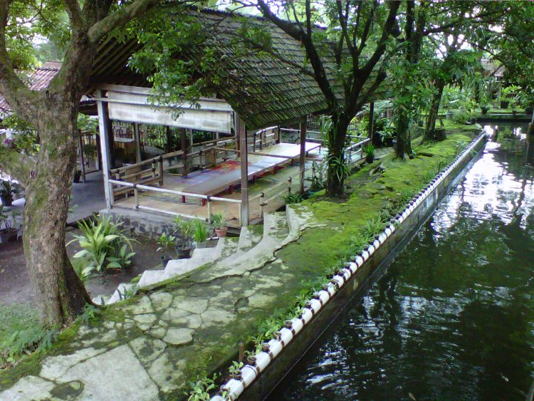 Rumah Makan Moro Lejar, 1. Pondok Makan Pelem Golek, 2. Sawa Steaks Dan Girl, 3. Boyong Kalegen, 4. Restaurant Bale Bengong, 5. Banyu Mili, 6. Rumah Makan Mang Engking, 7. Rumah Makan Moro Lejar, 8. Bukit Indah Restaurant