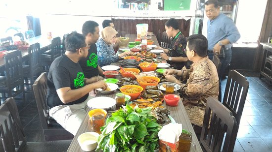 Rumah Makan Simpang Rawi via Tripadvisor, 1. Sop Duren Rancamaya, 2. 19th Hole And Restaurant, 3. Warung Bakso Pak Toha, 4. Waroeng Durian C Aden Rancamaya, 5. Rumah Makan Ayam Bakar Pak Atok, 6. Rumah Air Bogor, 7. Baso Rindu, 8. Martabak Selera Asal, 9. Restoran Malibo Anai, 10. Rumah Makan Simpang Rawi