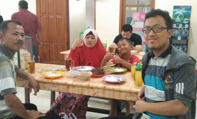 Sate Sapi Pak Kempleng via Instagram.com @yogiadiwijaya.26, 1. Soto Bangkong, 2. Nasi Ayam Bu Wido, 3. Rumah Makan Kampung Laut, 4. Restoran Pesta Keboen, 5. Mangut Welut Warung Bu Nasima, 6. Toko Oen, 7. Depot Sukses, 8. Waroeng Steak & Shake, 9. Warung Makan Gudeg & Opor Mbak Tum, 10. Nasi Goreng Babat Pak Hengky, 11. Nasi Goreng Babat Pak Taman, 12. Nasi Kebuli Djawas, 13. Gudeg Abimanyu, 14. Nasi Pecel Mbok Sador, 15. Tahu Gimbal, 16. Ayam Goreng Lombok Ijo, 17. Nasi Gandul, 18. Kue Leker Paimo, 19. Pisang Plenet, 20. Es Puter Cong Lik, 21. Mie Kopyok Pak Dhuwur, 22. Warung Sate 29, 23. Bebek Goreng Pak Thori, 24. Bakmi Jawa Pak Gareng, 25. Gulai Kambing Bustaman Pak Sabar, 26. Soto Pak No, 27. Lumpia, 28. Tahu Pong, 29. Super Penyet, 30. Nasi Goreng Padang Bangjo, 31. Waroeng Kaligarong, 32. The Hills Dining Restaurant, 33. Bowery & Eastman, 34. Tandhok Ribs & Coffee, 35. Sate Sapi Pak Kempleng, 36. Carnivore Sky Bar & Grill, 37. Sky Line Lounge & Exclusive Dining, 38. Gulai Kepala Ikan Pak Untung, 39. Pujasera Simpang Lima, 40. Nasi Kucing Pak Gik, 41. Gama Ikan Bakar dan Seafood, 42. Gama Candi Resto, 43. KoenoKoeni Café Gallery, 44. Pisa Cafe dan Resto, 45. Giggle Box Cafe Semarang, 46. Pondok Kopi Umbul Sidomukti, 47. Rinjani View, 48. Rosti Resto & Cafe, 49. White Rabbit Dessert