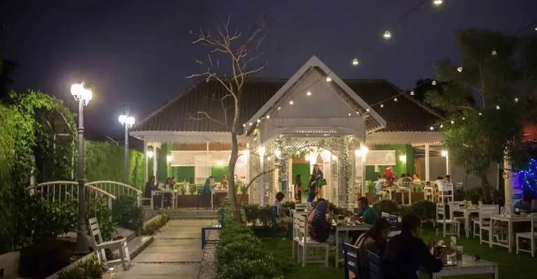 Sawa Steaks Dan Girl, 1. Pondok Makan Pelem Golek, 2. Sawa Steaks Dan Girl, 3. Boyong Kalegen, 4. Restaurant Bale Bengong, 5. Banyu Mili, 6. Rumah Makan Mang Engking, 7. Rumah Makan Moro Lejar, 8. Bukit Indah Restaurant