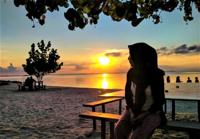 Sunset di Pantai hamid, Photo by @bintanview, 1. Pantai Trikora, 2. Pantai Pulau Beralas Pasir, 3. Pantai Sakera, 4. Pantai Senggiling, 5. Pantai Lagoi Bay, 6. Crystal Lagoon, 7. White Sands Island, 8. Pantai Tuah Hamid, 9. Pondok Santai Family, 10. Pantai Pasir Panjang, 11. Pantai Dinda, 12. Pantai BIE Lobam, 13. Pantai Dolphin Bintan