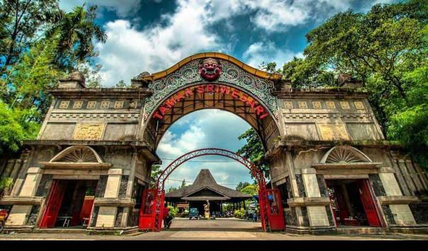 Taman Sriwedari via Kompas, 1. Pandawa Water World, Wisata Keluarga Solo yang sangat Menarik, 2. Naik Kereta Api Uap Jaladara Kota Solo, 3. Asyiknya Berkeliling Kota Solo Naik Bus Wisata di Solo, 4. Taman Balekambang Solo, 5. Keraton Solo yang Syarat akan Sejarah, 6. Taman Sriwedari yang Juga Kaya Akan Sejarah, 7. Wisata Kampung Batik Kauman