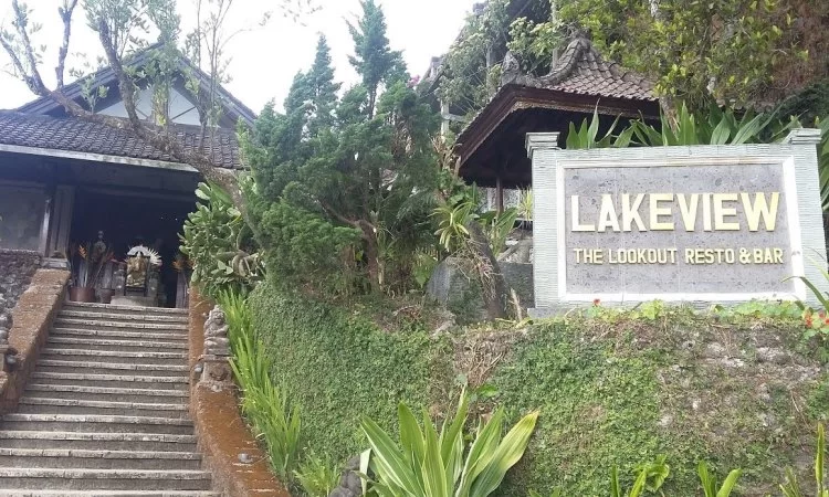 The Lookout Resto & Bar via Youtube, 1. Warung Babi Ibu Oka, 2. Naughty Nuri’s, 3. Pawon Pasundan, 4. Cafe Pomegranate, 5. Monkeys Cuisine, 6. Green Ginger (Tutup), 7. Betelnut Cafe, 8. Petitenget, 9. Restoran Rondji, 10. Restoran L’Assiette (Tutup), 11. Nook (Kerobokan), 12. Ultimo Italian Restaurant (Kerobokan), 13. Pison Coffee (Kerobokan), 14. Biku (Kerobokan), 15. Lawn Canggu, 16. Potato Head (Kerobokan), 17. Finns beach Club (Canggu), 18. La Plancha (Seminyak), 19. Ulu Cliffhouse (Pecatu), 20. KYND COMMUNITY (Kerobokan), 21. Warung Mak Beng (Sanur), 22. Gusto Gelato (Seminyak), 23. Massimo Restaurant (Sanur), 24. RivaReno Gelato Bali (Kerobokan), 25. Yogurt Republic (Seminyak), 26. Nalu Bowls (Pecatu), 27. Waroeng Kampoeng (Jimbaran), 28. Warung Nasi Ayam Bu Oki (Jimbaran), 30. Warung Kayu Manis (Denpasar), 31. Warung Men Gara (Mengwi), 32. Warung Nasi Tekor Bali (Denpasar), 33. Warung makan nikmat halal (Kuta), 34. Rujak uma bali (Denpasar), 35. Pronto Pizza (Kuta), 36. Pink Tempong (Kuta), 37. Donat Lio (Denpasar), 38. Waroeng Soerabi Bandoeng 101 (Kuta), 39. Ronde Nusa Kambangan (Denpasar), 40. Gado Gado Ibu Lulu (Kerobokan), 41. Mie Bandung (Denpasar), 42. Warung Bunana, 44. Ulekan, 45. Sinamon Bali, 46. Cuca Restaurant, 47. Folie Kitchen & Pâtisserie, 48. Yogurt Republic, 49. Vincent Nigita Patisserie, 50. Sayuri Healing Food, 51. Nasi Campur Warung Mek Juwel, 52. Confiture de Bali, 53. Zest Ubud, 54. Yogurt Yogi, 55. Sawobali Cake & Coffee Shop, 56. Bella by Sage, 57. The Amora Bali Restaurant, 58. D’ Alas Warung, 59. The Wijaya Kusuma, 60. Café Seafood Bakar Jimbaran, 61. Ngiring Ngwedang, 62. Mentari Restoran Bedugul, 63. Restoran Bebek Tepi Sawah Ubud, 64. The Lookout Resto & Bar, 65. The Kelusa, 66. Wantilan Resataurant, 67. Bali Buda, 68. Samani Resto, 69. The Sayan House, 70. Swept Away, 71. El Kabron, 72. Ke-Pi-Tu, 73. CasCades Restaurant