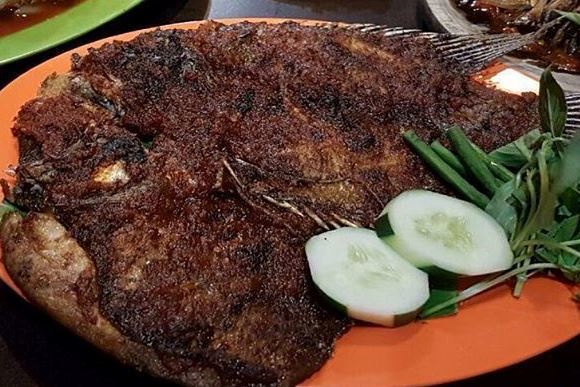Warung Lesehan Rumadi via Pergi kuliner, 1. Captain Hood – Fish &amp; Chicken, 2. Aiola Eatery, 3. Food Coma, 5. Food Junction, Grand Pakuwon, 6. Makmu (Tutup), 7. Haryono Kitchen (Tutup), 8. OTW Food Street (Tutup), 9. Sky 36 Restaurant, 10. Citilites Sky Club &amp; Bistro Surabaya, 11. Ikan Bakar Cianjur, 12. SAS Cafe n Resto, 13. Ayam Bakar Primarasa, 14. Botanika, 15. La Belle Cafe by Lily, 16. Chipmunk Playland and Cafe, 17. Domicile Kitchen Lounge, 18. Casa Bocca (Tutup), 19. Boncafe, 20. Bebek Tepi sawah, 21. Warung Lesehan Rumadi, 22. Zona Alam Resto n Cafe, 23. Warung Apung Rahmawati, 24. Babeh Street, 25. Rumah Makan Happy Suzy