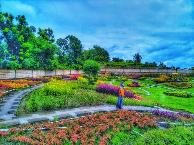 Berjalan-jalan santai menikmati taman luas berisi aneka ragam tanaman dan bunga berwarna-warni via GoogleMaps @Riyan Syafitrah, Informasi Umum, Objek Wisata Keluarga Diana Waterpark, Sarana Diana Waterpark, Harga Tiket Masuk Diana Waterpark, Jam Operasional