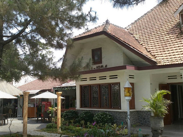 Rumah Tua ala Belanda via Brisik, Informasi Umum, Harga Tiket Masuk Dosh Holiday Kediri, Lokasi Dosh Holiday Wates Kediri, Daya Tarik, Galeri Foto